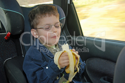 Banane essen im Auto