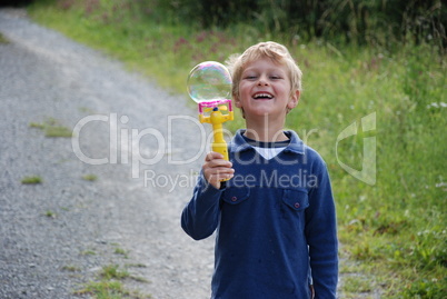 Das glückliche Kind: Seifenblasen statt Süßkram