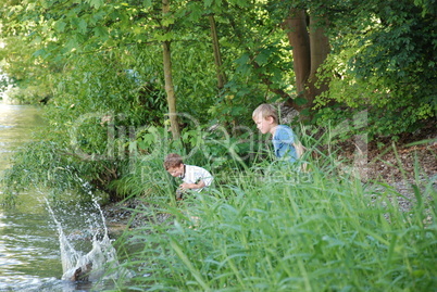 Platsch:Kinder spielen am Fluss