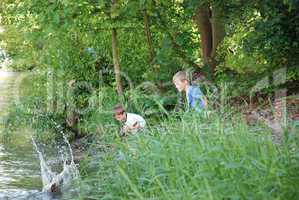 Platsch:Kinder spielen am Fluss