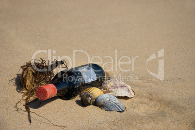 Weinflasche am Strand