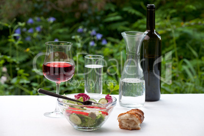 Salat und Wein draußen im Garten