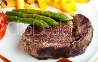 gegrilltes Steak mit grünem Spargel