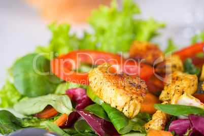 Gemischter Salat mit gegrillter Hühnerbrust