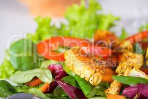 Gemischter Salat mit gegrillter Hühnerbrust
