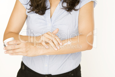 Frau trägt Creme auf ihre Hand auf
