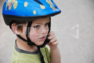 Junge mit Helm