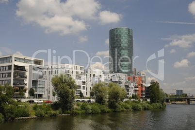 Main mit Westhafen Towerin Frankfurt