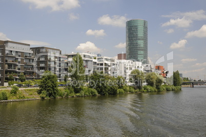 Main mit Westhafen Towerin Frankfurt