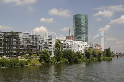 Main mit Westhafen Towerin Frankfurt