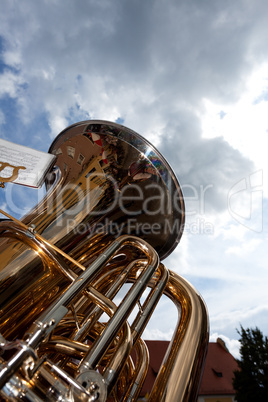 Tuba im Freien an einem bewölkten Tag