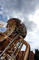 Tuba im Freien an einem bewölkten Tag