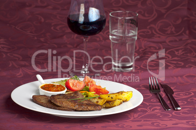 Steak mit Ketchup und Kartoffeln