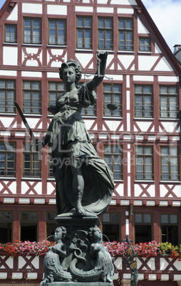 Justitia am Römerbrunnen in Frankfurt