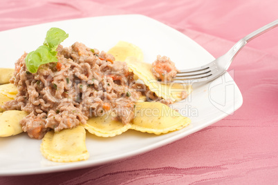 Ravioli mit Hackfleisch - Tomatensoße