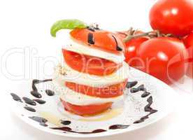 Tomate-Mozzarella mit Balsamicogarnierung
