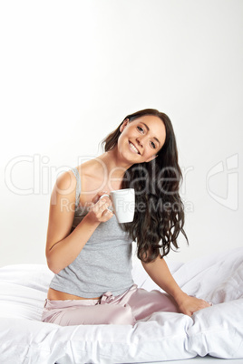 junge frau im bett mit tasse kaffee