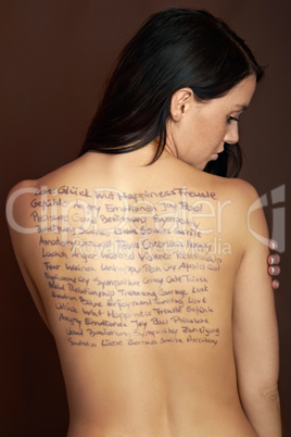 Rücken einer Frau mit Schriftzug
