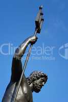 Neptun Statue mit Dreizack vor Himmel