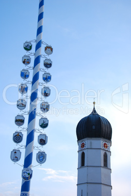 Maibaum und bayerischer Kirchturm