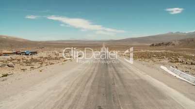 Straße in einsamer Landschaft (Südamerika)
