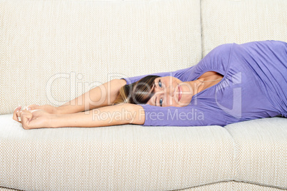 Frau liegend auf dem Sofa