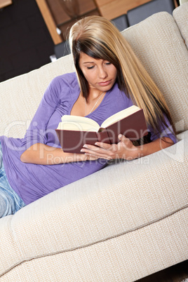 Frau mit Buch