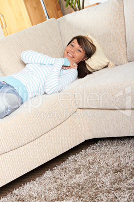Junge Frau auf dem Sofa
