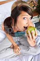Frau mit Apfel im Bett