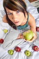 Frau mit Äpfel im Bett