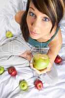Frau mit Äpfel im Bett