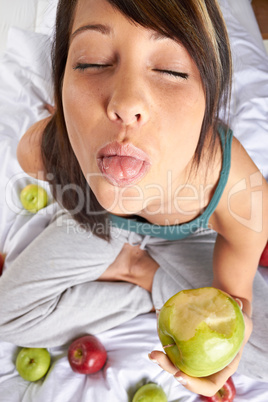 Frau mit Äpfel im Bett