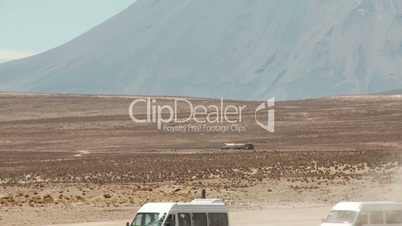 Autos in staubeiger Landschaft (Vulkan Misti)