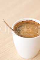 frischer Kaffee in weisser Tasse / fresh coffee in cup