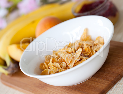 Cornflakes in weisser Schale/ cornflakes in white bowl