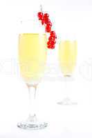 Zwei Sektgläser dekoriert/two champagne glasses decorated on whi