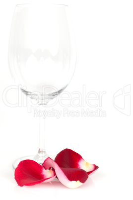 Weinglas und Blüten/ glass of wine and petals