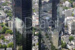 Spiegelung an einem Hochhaus