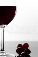 Rotweinglas und Trauben/ red wine glass and grape