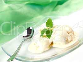Vanilleeis mit Minze/ vanilla ice cream with mint