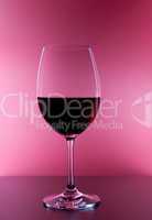 gefülltes Rotweinglas/ red wine glass full