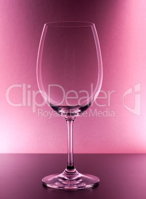 Rotweinglas auf Tisch/ red wine glass on table