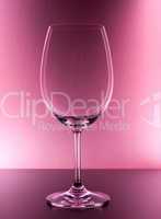 Rotweinglas auf Tisch/ red wine glass on table