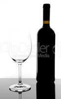 Rotweinglas und Flasche/red wine glass and bottle