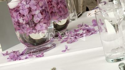 Restaurant: Gedeckter Tisch mit Blumen