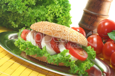 Bagel mit Tomaten und Mozzarella