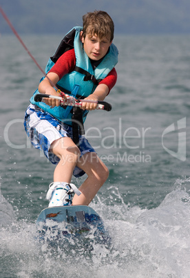 Kind auf wakeboard