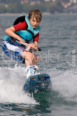 Kind auf wakeboard