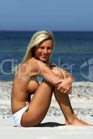 Junge Frau am Strand