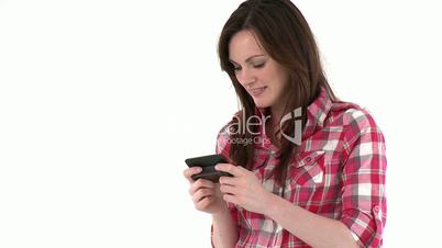 Frau schreibt SMS